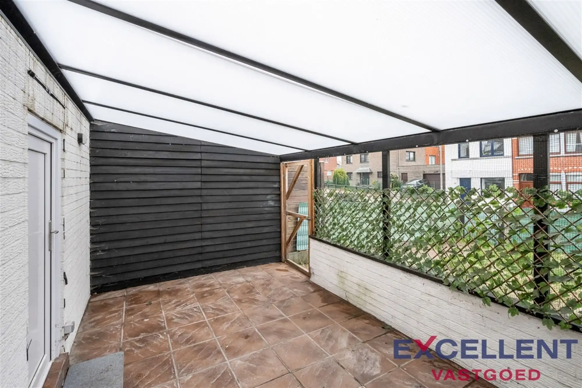 INSTAPKLARE WONING MET STADSTUIN TE RONSE foto 11