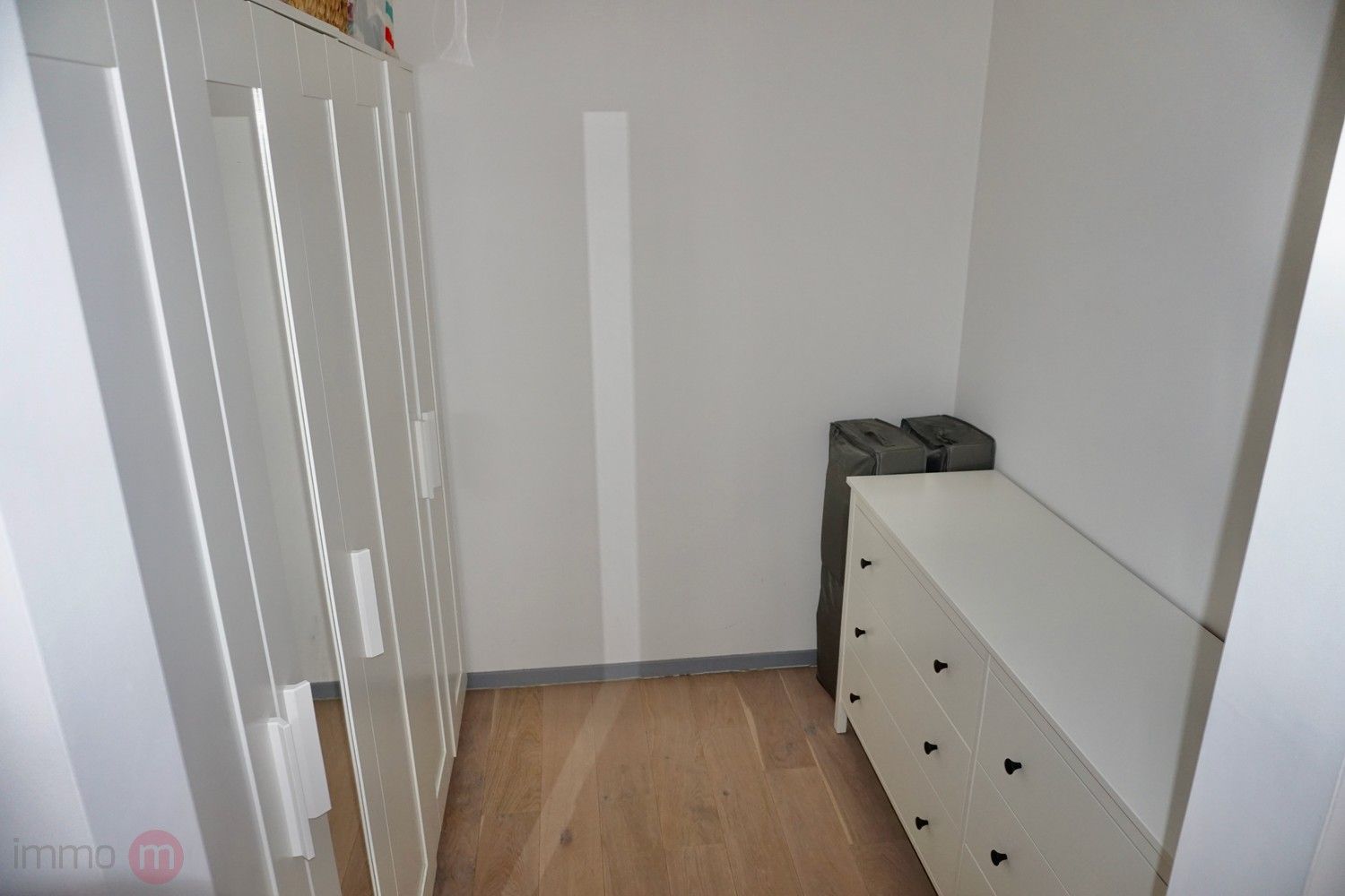 Recent goed gelegen duplexappartement met 2 slaapkamers, 3 grote terrassen en een autostaanplaats. foto 17