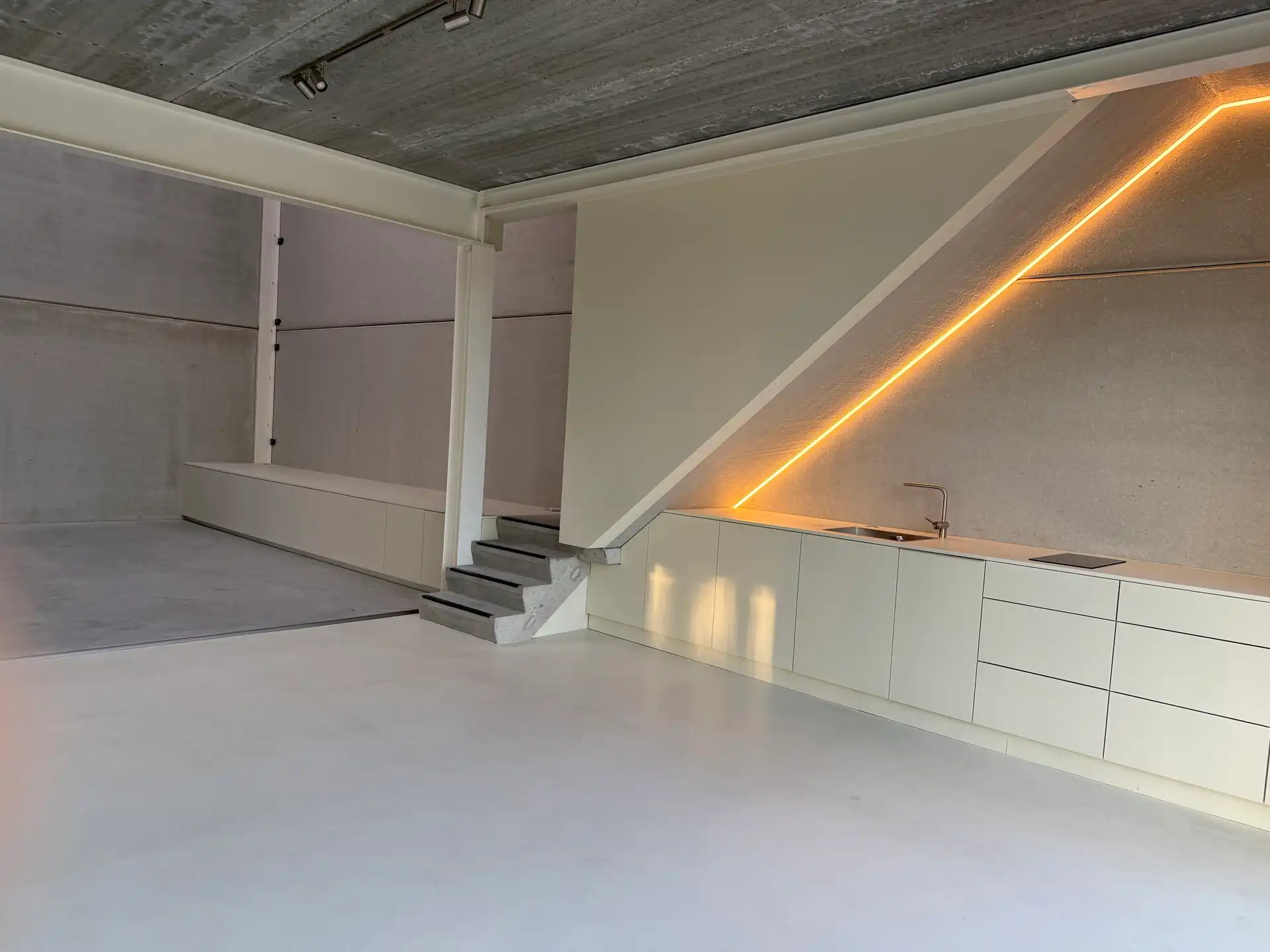 MODERNE KMO-UNIT MET SHOWROOM/KANTOOR IN GENK foto 12