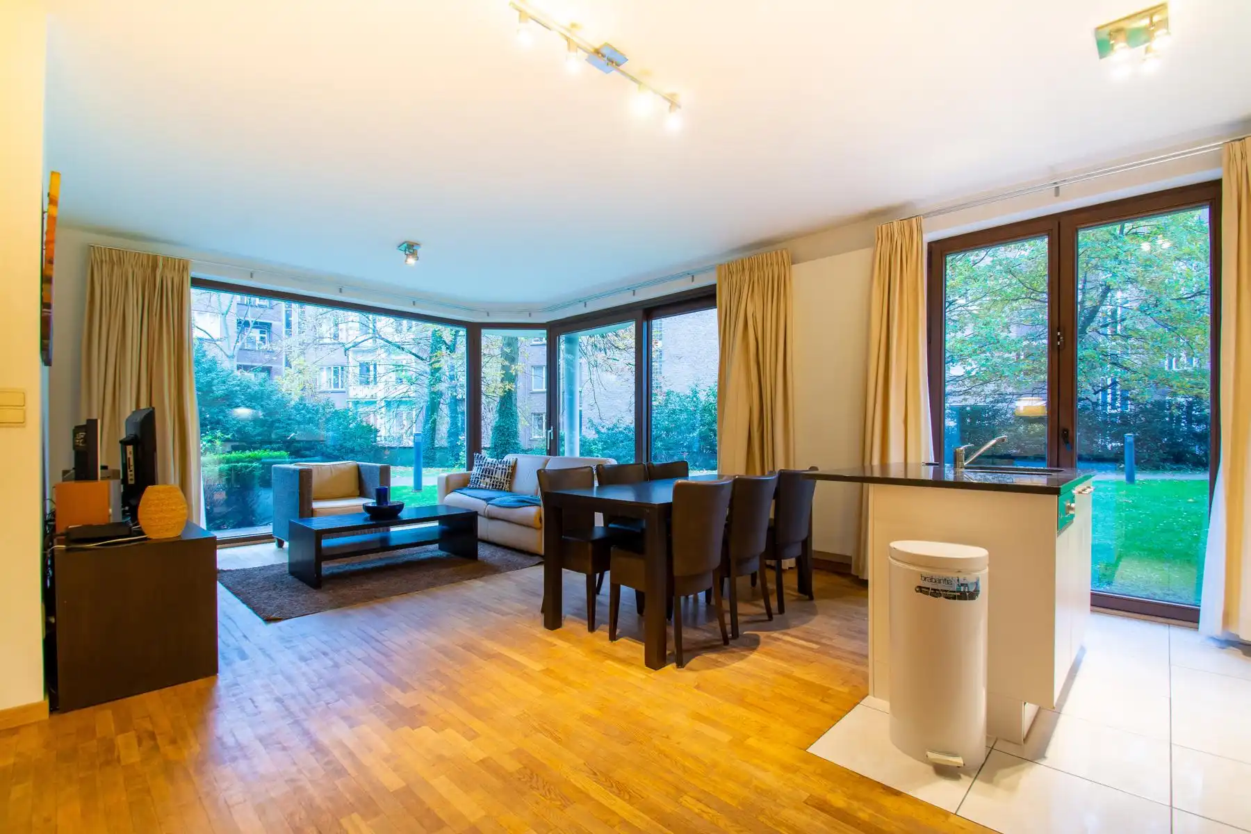 Prachtig gemeubeld app. 1 Kamer + gemeenschappelijke TUIN!!! foto 2