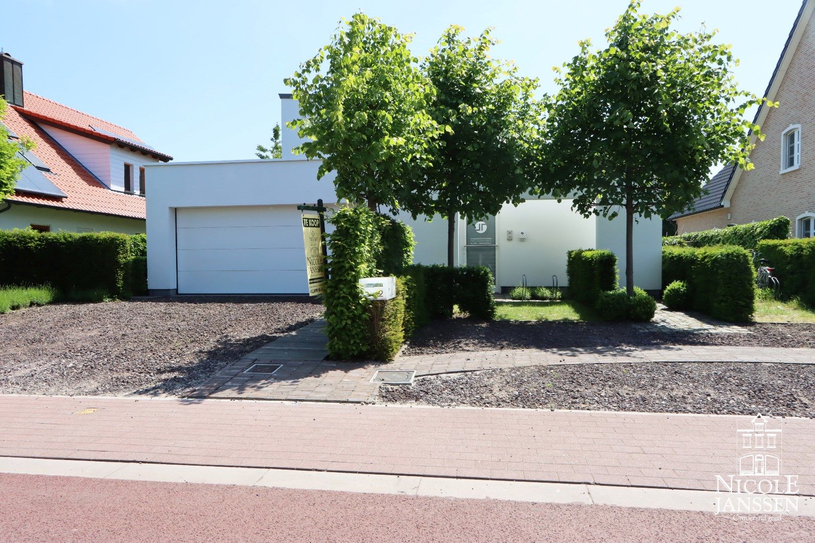 Ruime en speels ingedeelde woning met bijzondere architectuur en praktijkruimte foto 34