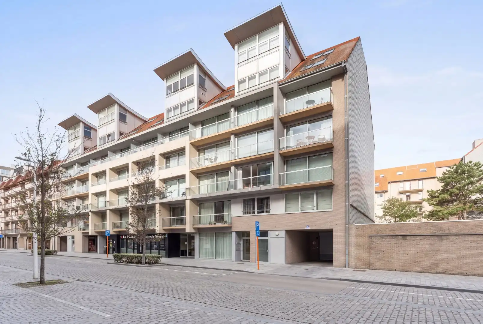 Modern gemeubeld 2 slaapkamerappartement met garage TE KOOP foto 18