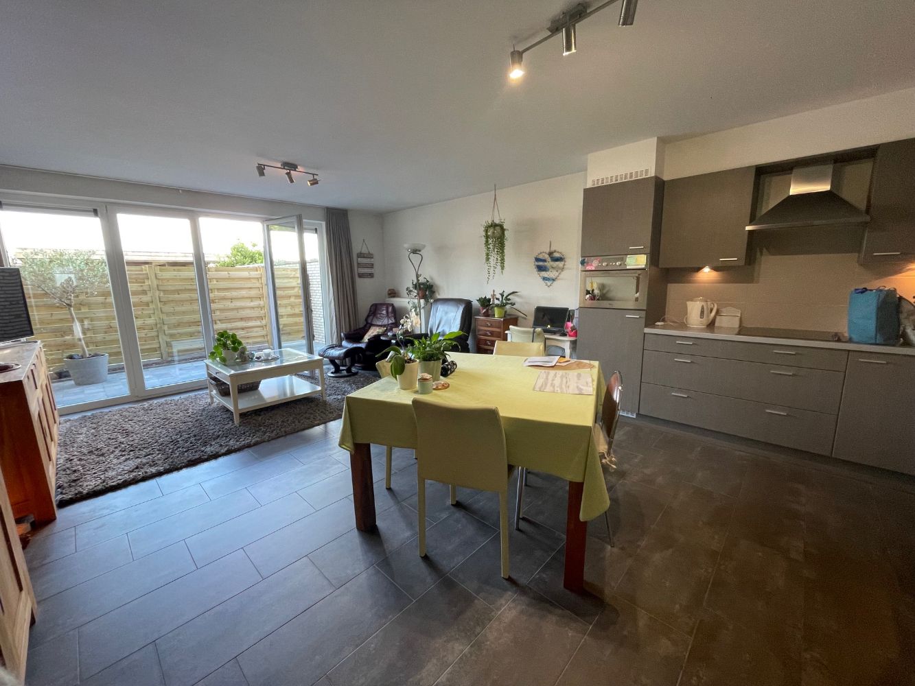 Ongemeubeld gelijkvloersappartement met twee slaapkamers, een terras en een staanplaats. foto 2