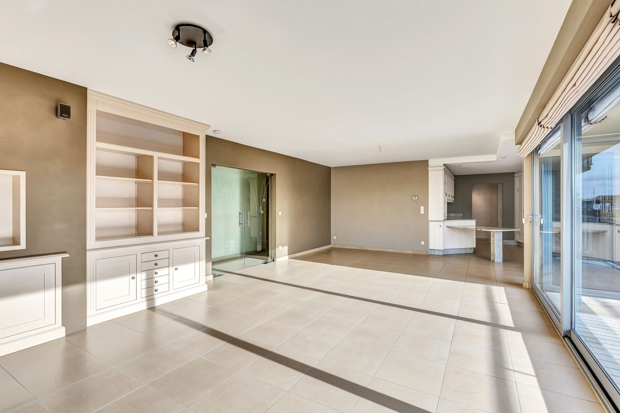 Instapklaar appartement met terras en garage op centrale ligging foto 4