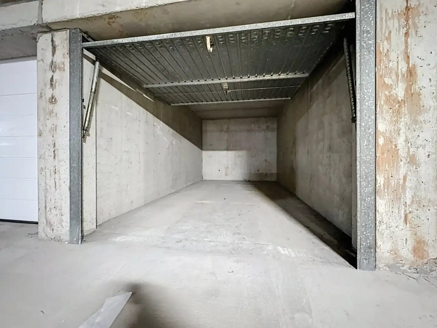 Centraal gelegen garage vlakbij de Zeedijk foto 3