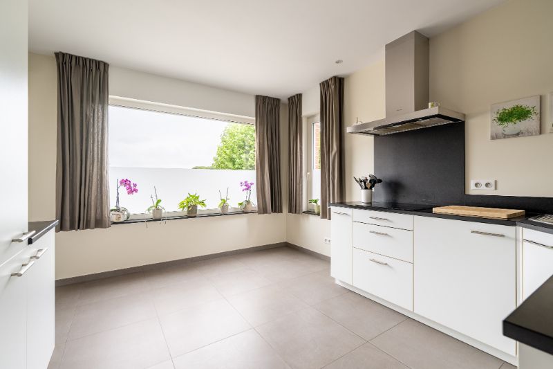 Landelijk wonen met comfort en ruimte – gerenoveerde woning met zuidgerichte tuin en loods van 80 m² foto 5