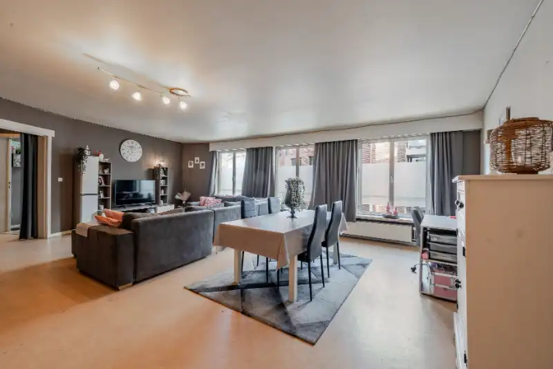 Zeer ruim appartement met 3 slaapkamers! foto 4