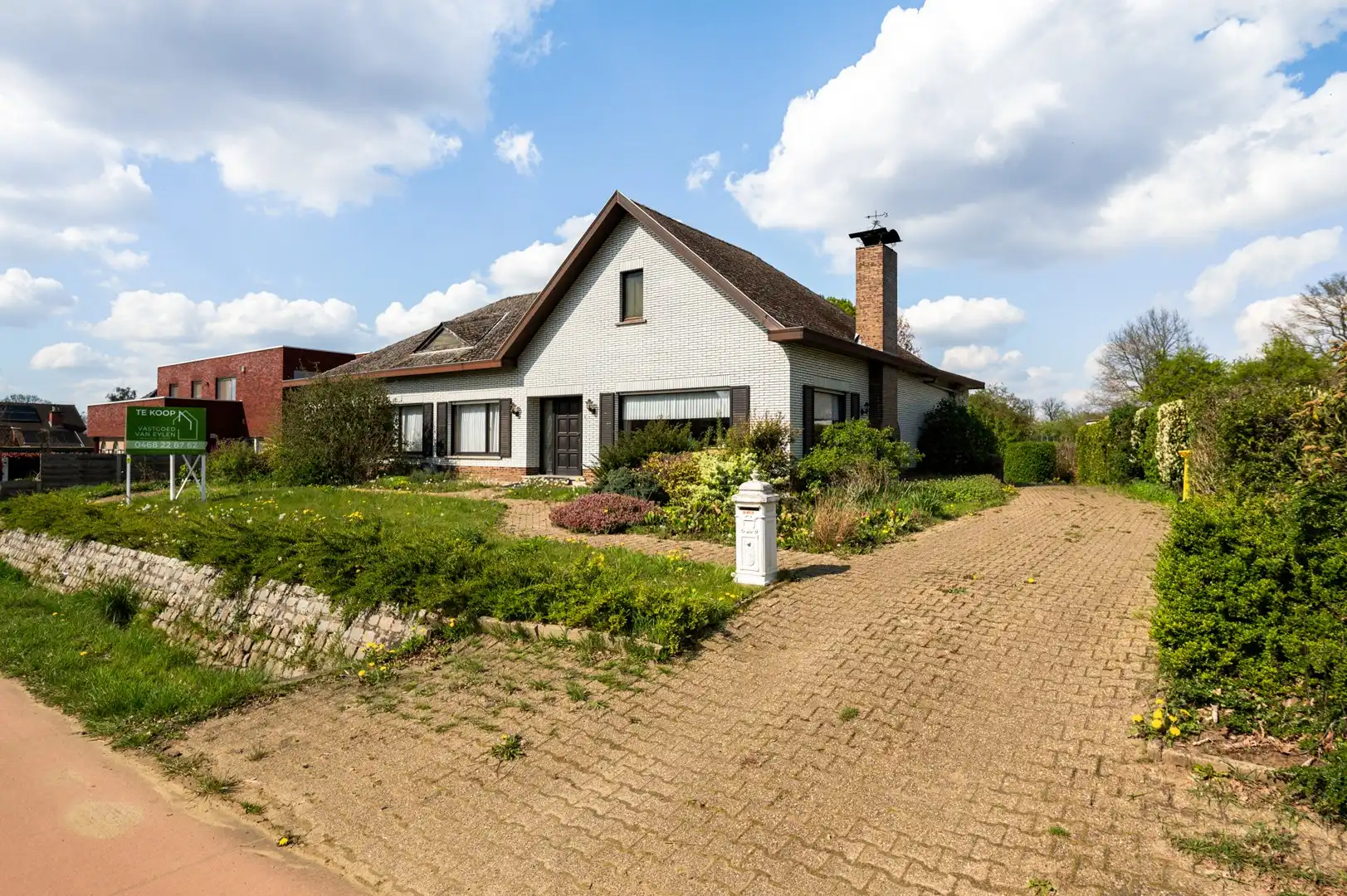 Gelijkvloerse woning met veel potentieel op een ruim perceel nabij het centrum van Herselt! foto 2