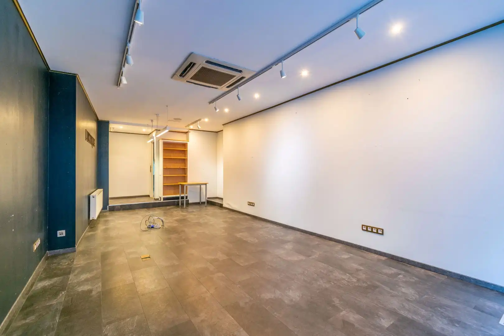  Karaktervol gebouw met handelsruimte en instapklare woonst  foto 3