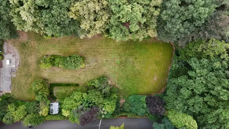 Zeer mooi gelegen bouwgrond 8 are open bebouwing - breedte 25 meter foto 3