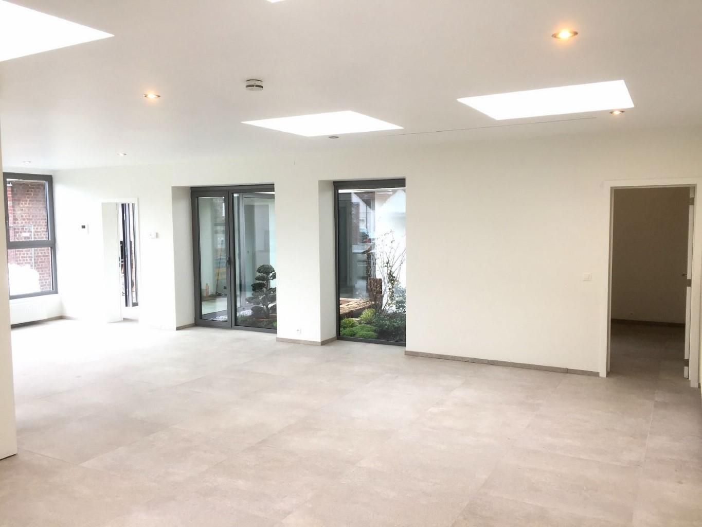 Ruim, verzorgd gelijkvloersappartement met terras en garage foto 11