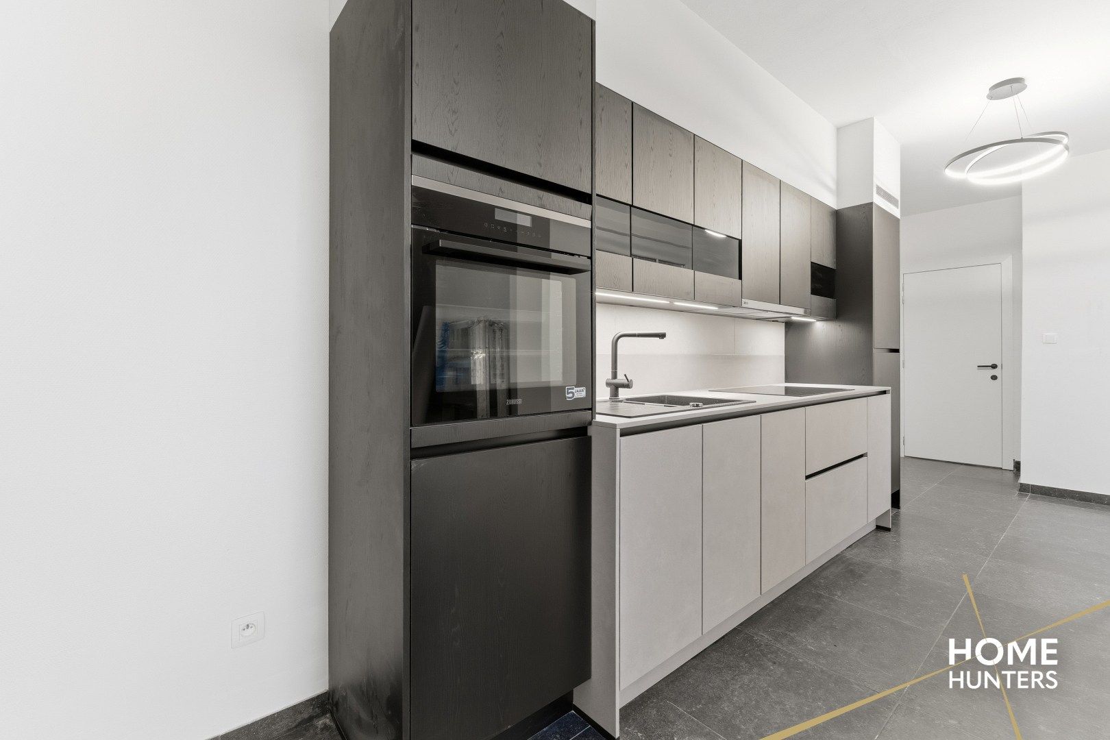 Ruim éénslaapkamer appartement met uniek zicht op het astridpark en de Sint Maartens Kathedraal te Ieper foto 14