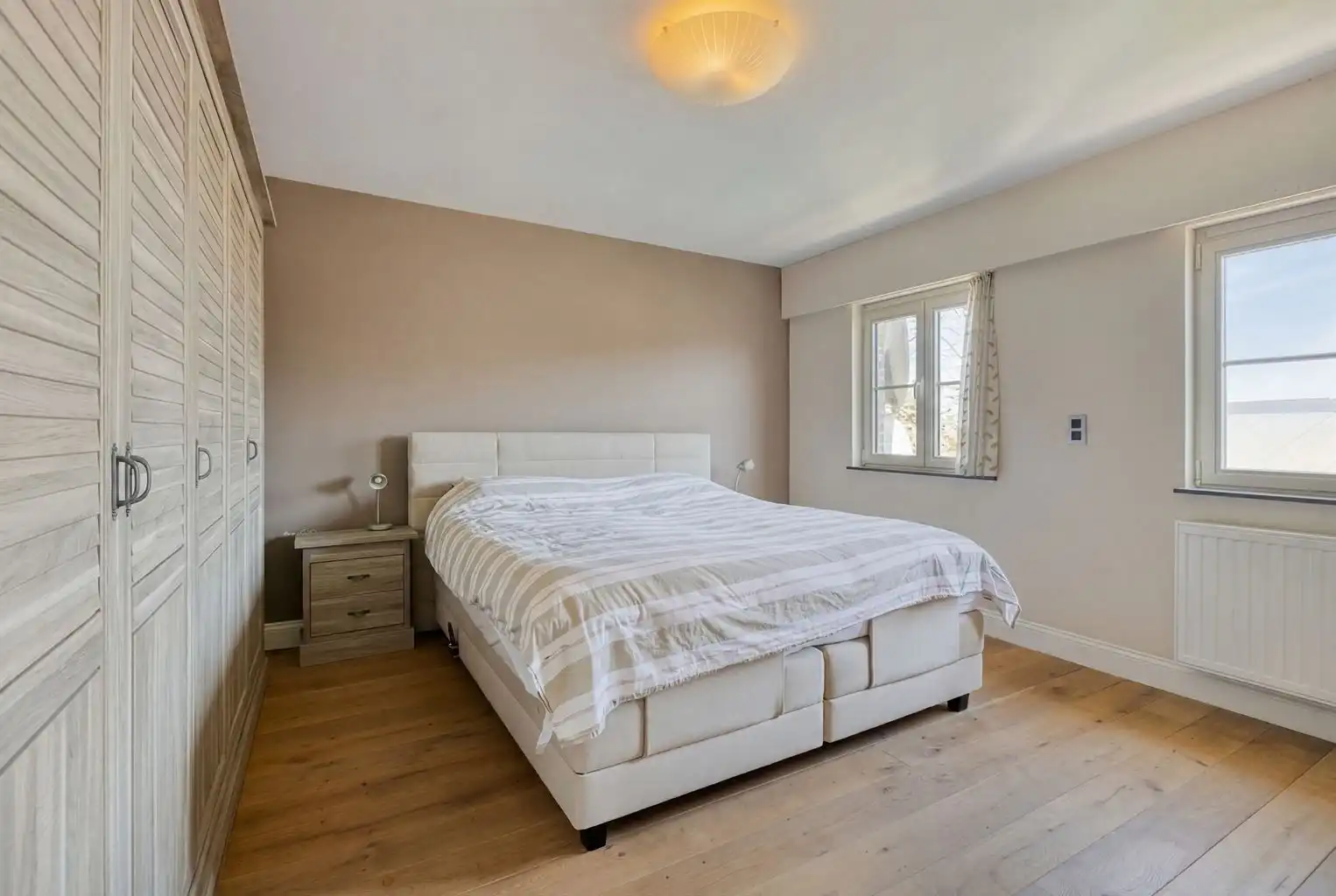 Prachtige vrijstaande villa met 5 (+3) slaapkamers, garage en omheinde tuin, ideaal gelegen op een boogscheut van het centrum van Maaseik.  foto 15