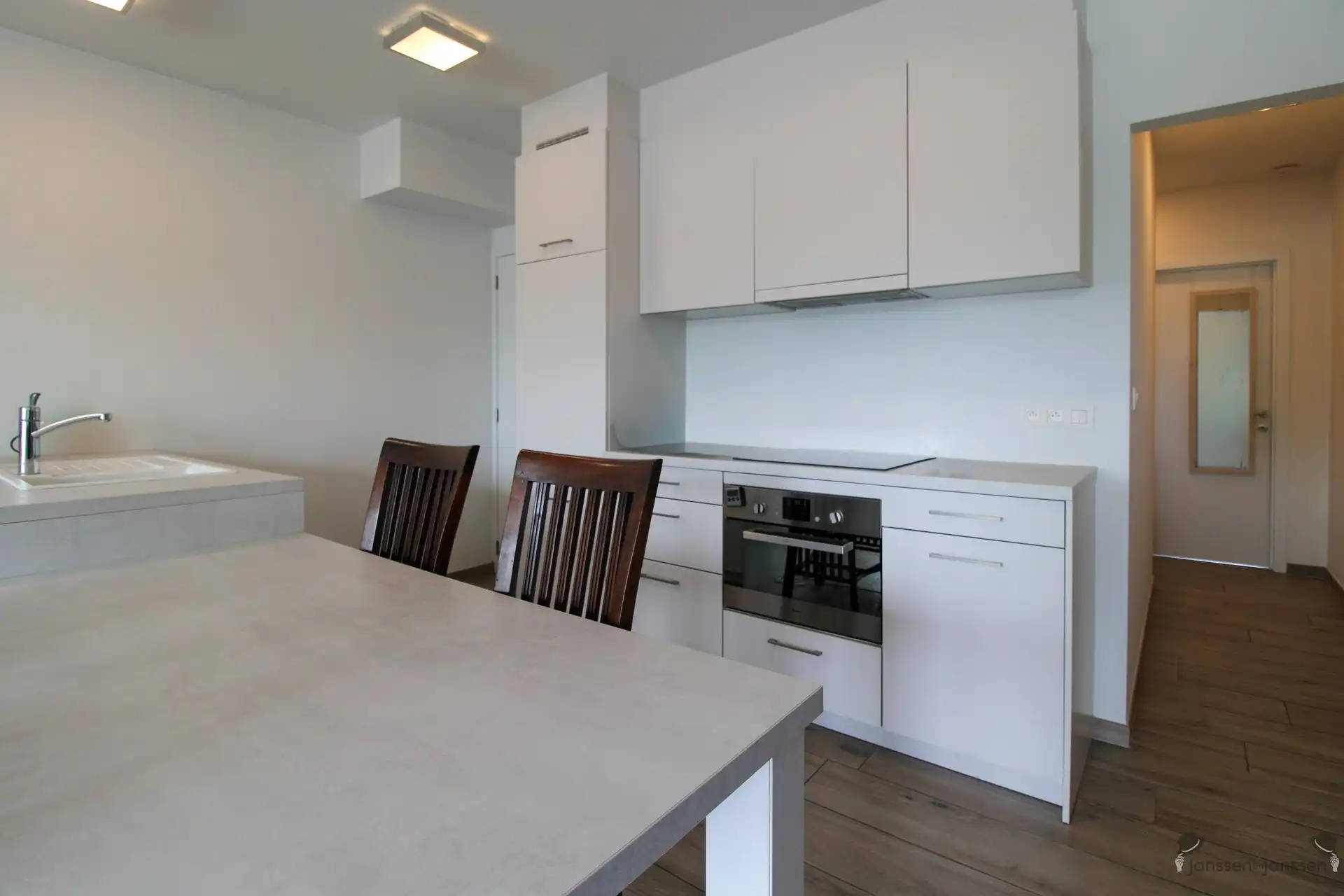 appartement op 2e verdieping met terras, autostaanplaats en berging foto 6
