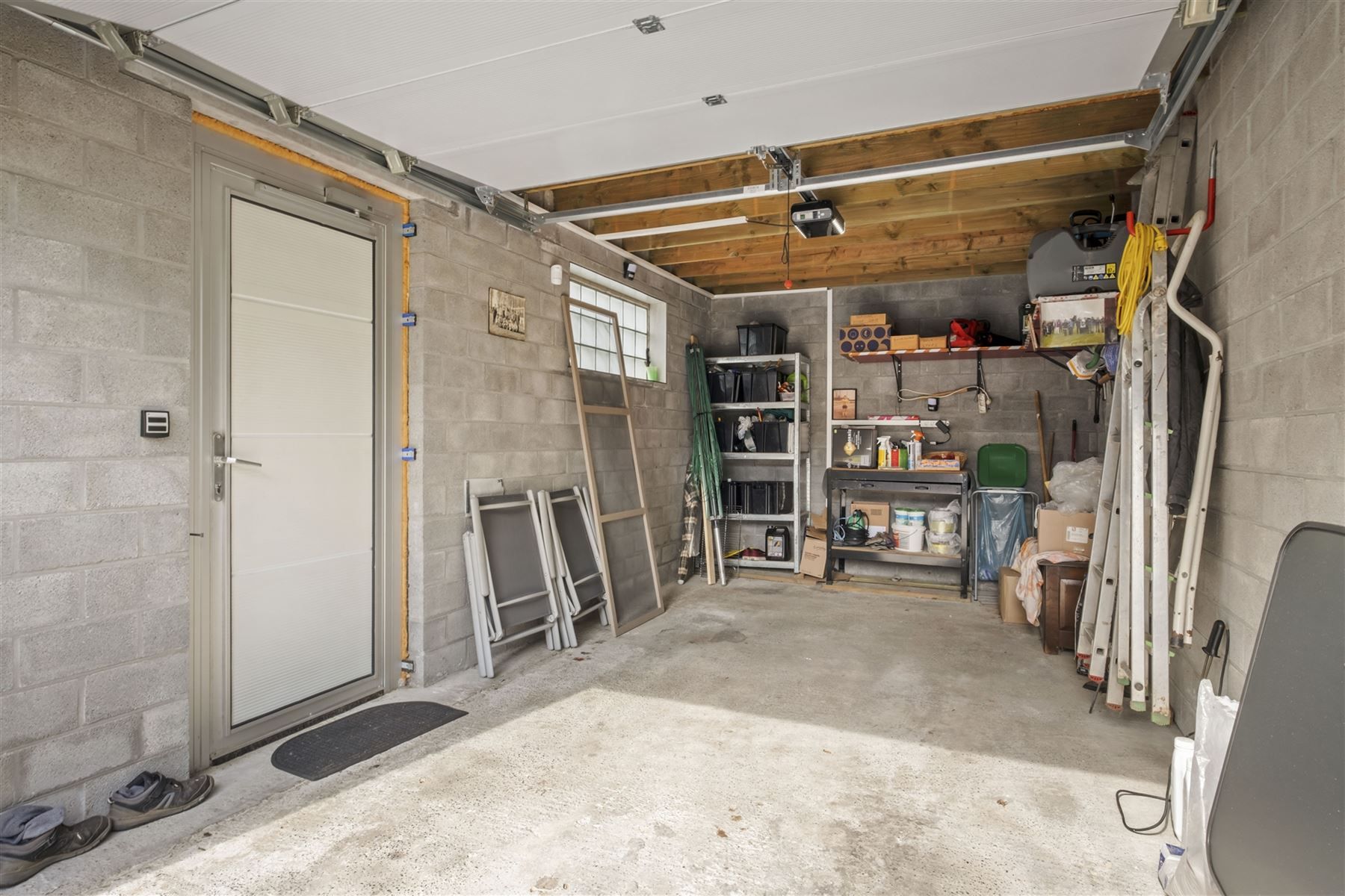 Instapklare woning met 3 slaapkamers, tuin en twee garages in een rustige straat foto 15