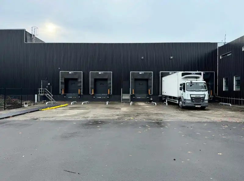 Magazijn met kantoor te huur foto 2