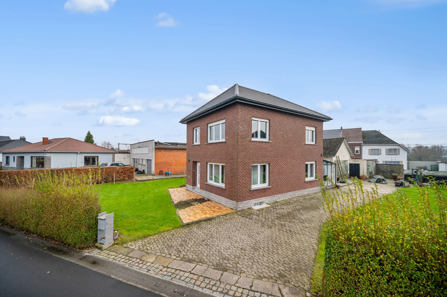 Rustig gelegen open bebouwing met 3 slpk en ruime tuin foto 2
