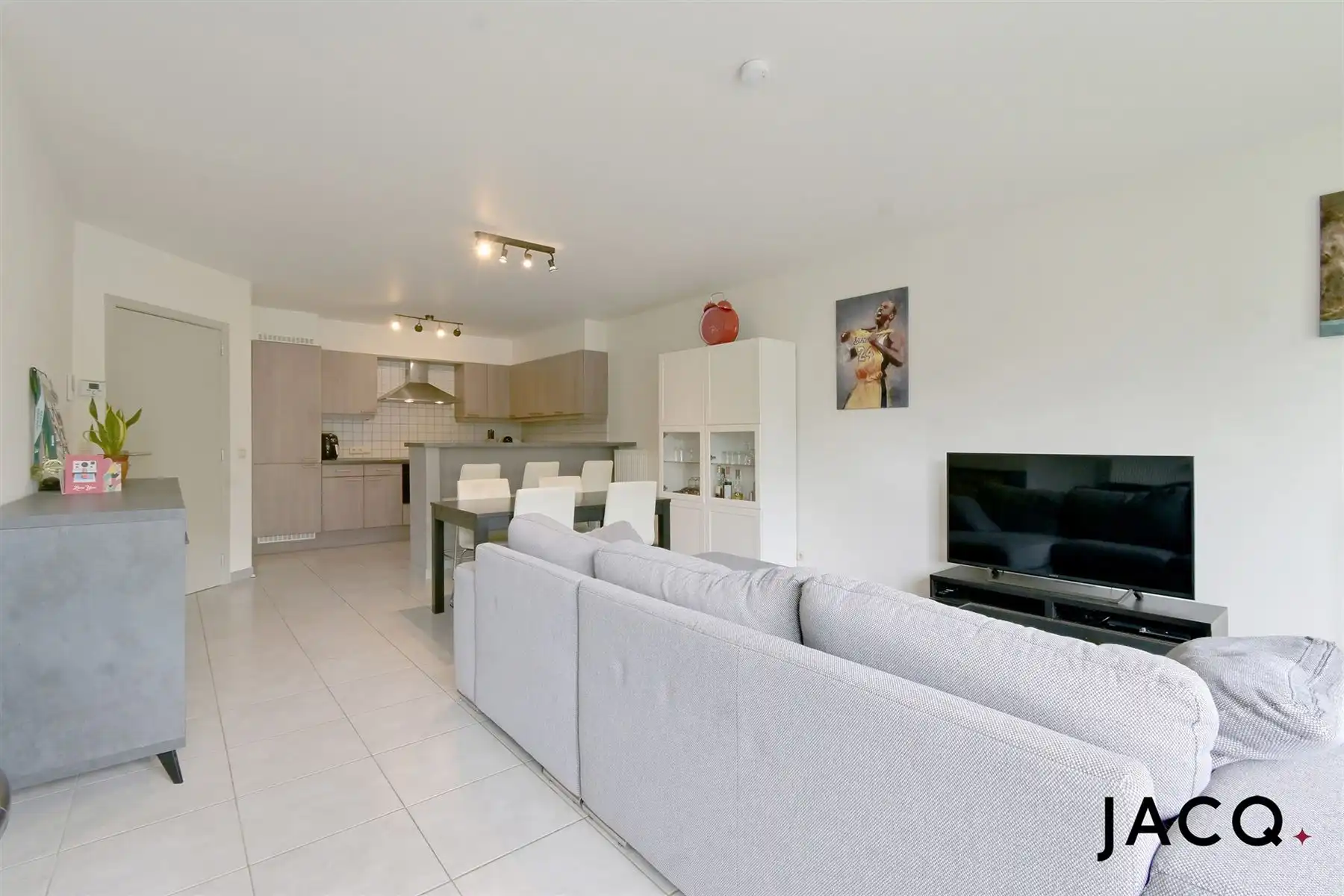Instapklaar appartement met 2 slaapkamers op toplocatie! foto 4