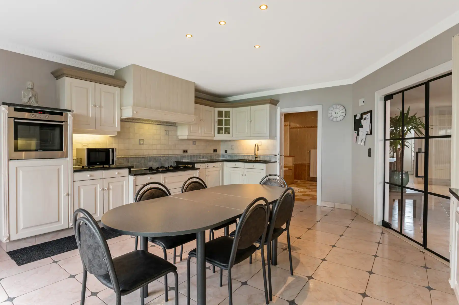 Ruime woning met 4 slpks, 2 bdks, garage en tuin foto 9