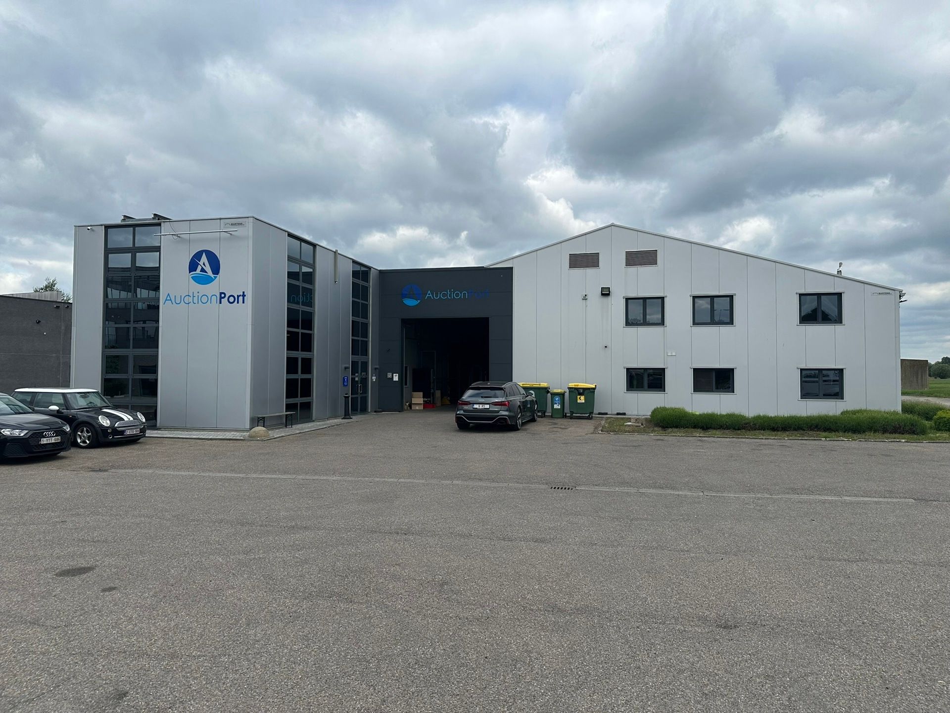 Bedrijfsgebouw op uitstekende locatie foto {{pictureIndex}}