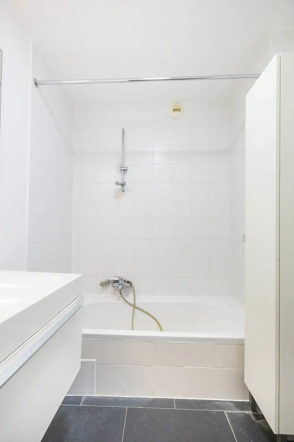 Mooi recent appartement met 2 slaapkamers en parking foto 11