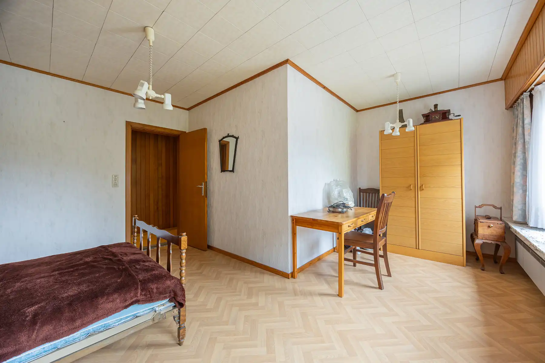 Landhuis met private tuin, vier slaapkamers en twee garages foto 13