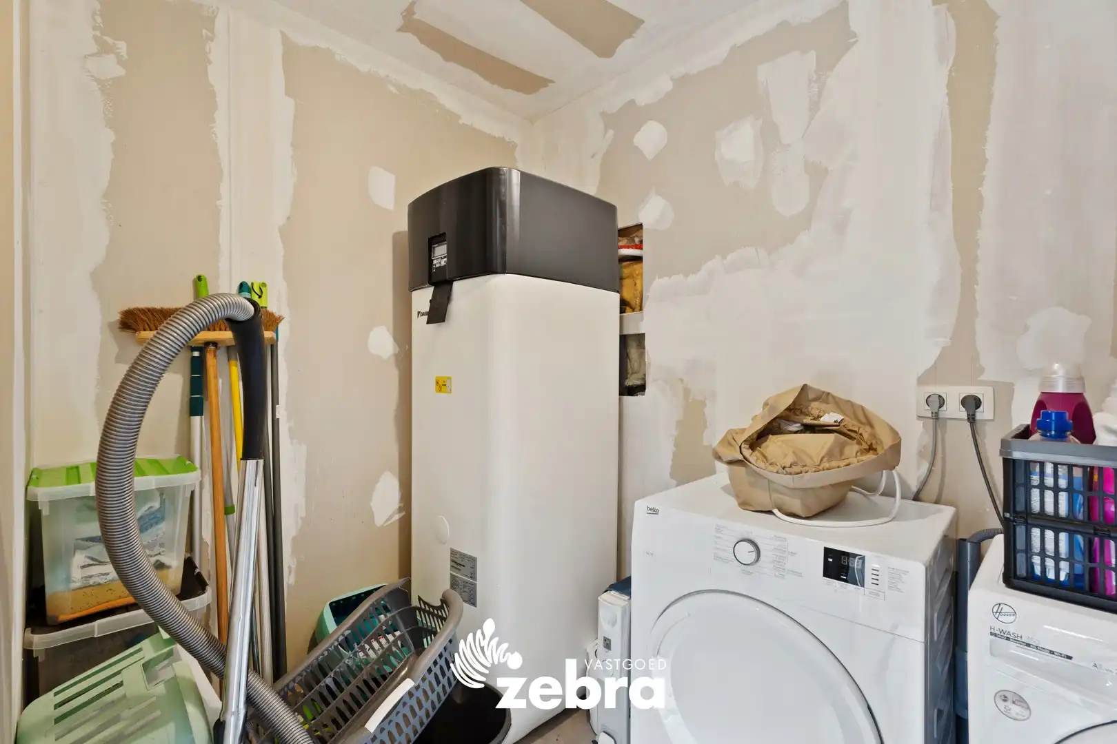 Gerenoveerde woning met 4 slaapkamers en garage te Roesbrugge! foto 7