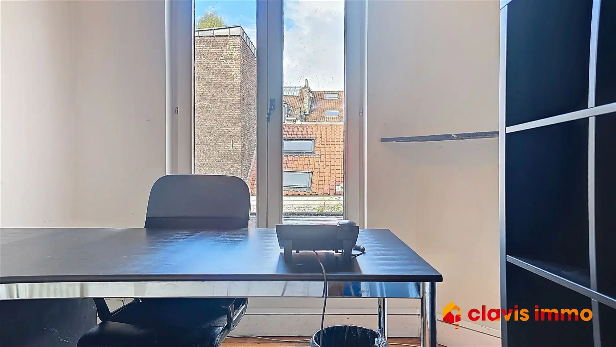 Aangenaam kantoor gelegen op de eerste tussenverdieping van een prachtig herenhuis foto {{pictureIndex}}