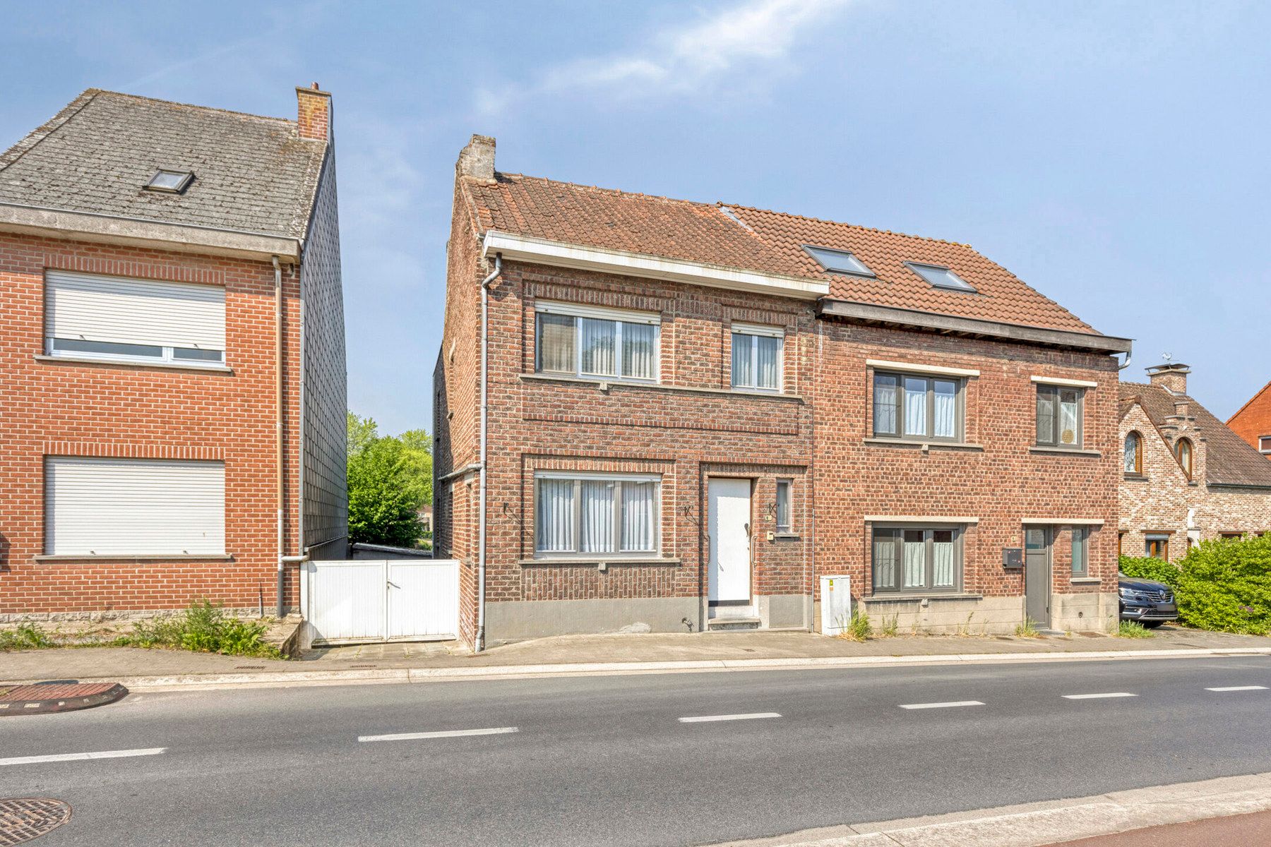 Hoofdfoto van de publicatie: Te Renoveren 3-gevelwoning op gunstige ligging