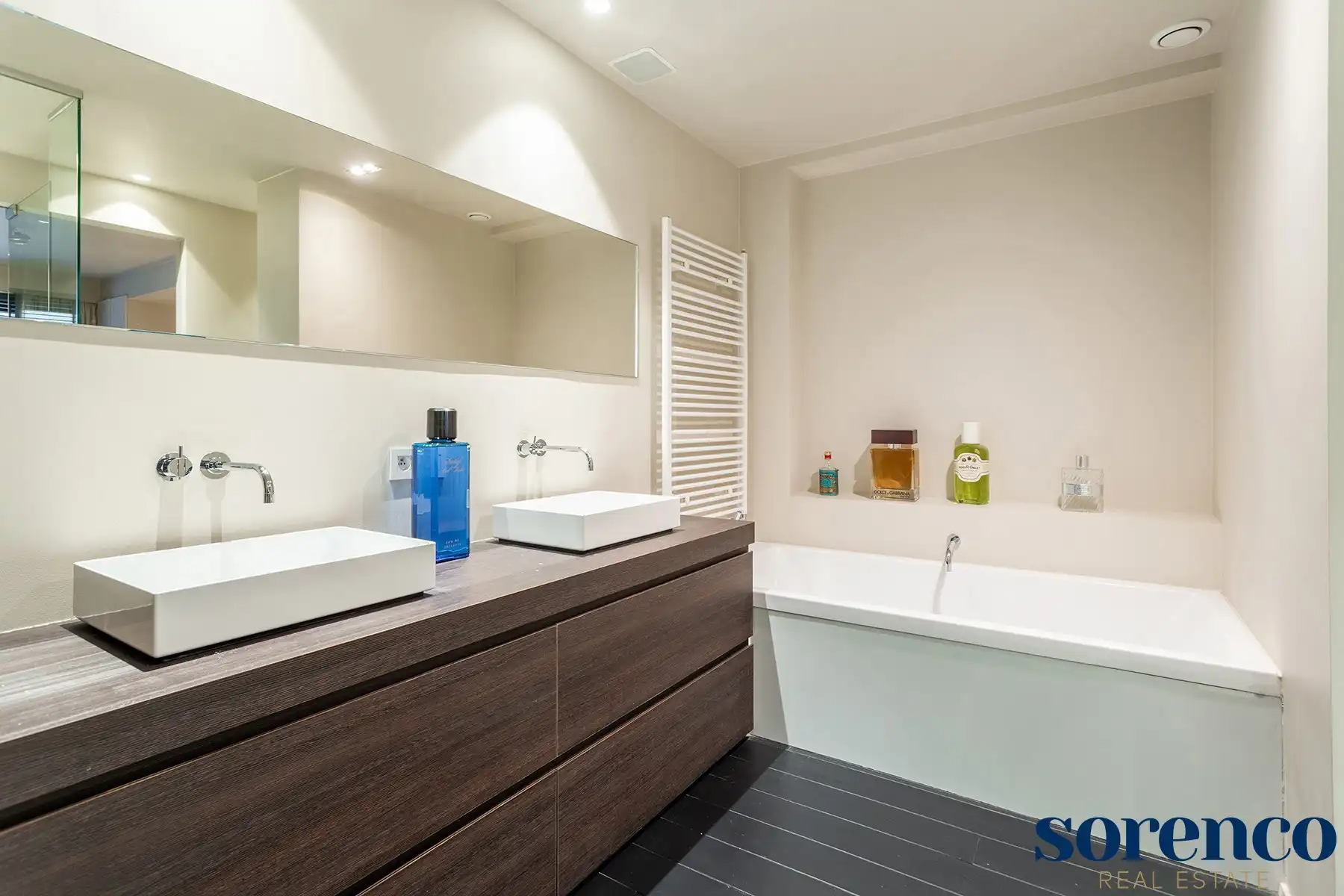 Villa-appartement met privatieve stadstuin en welness.  foto 19