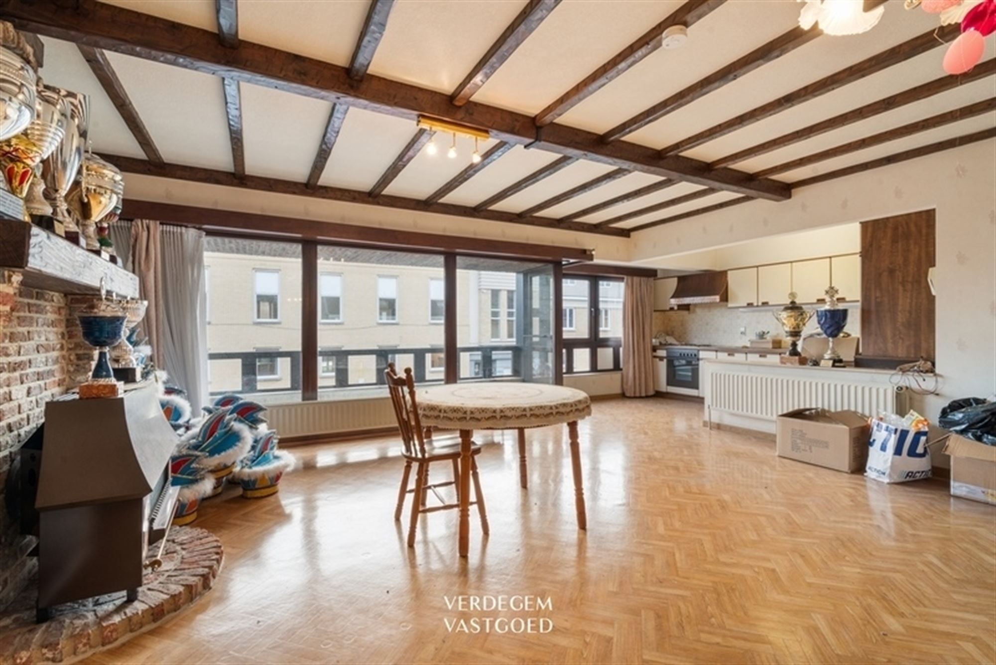 Handelspand met woonst tegenover ziekenhuiscampus Lokeren foto 6