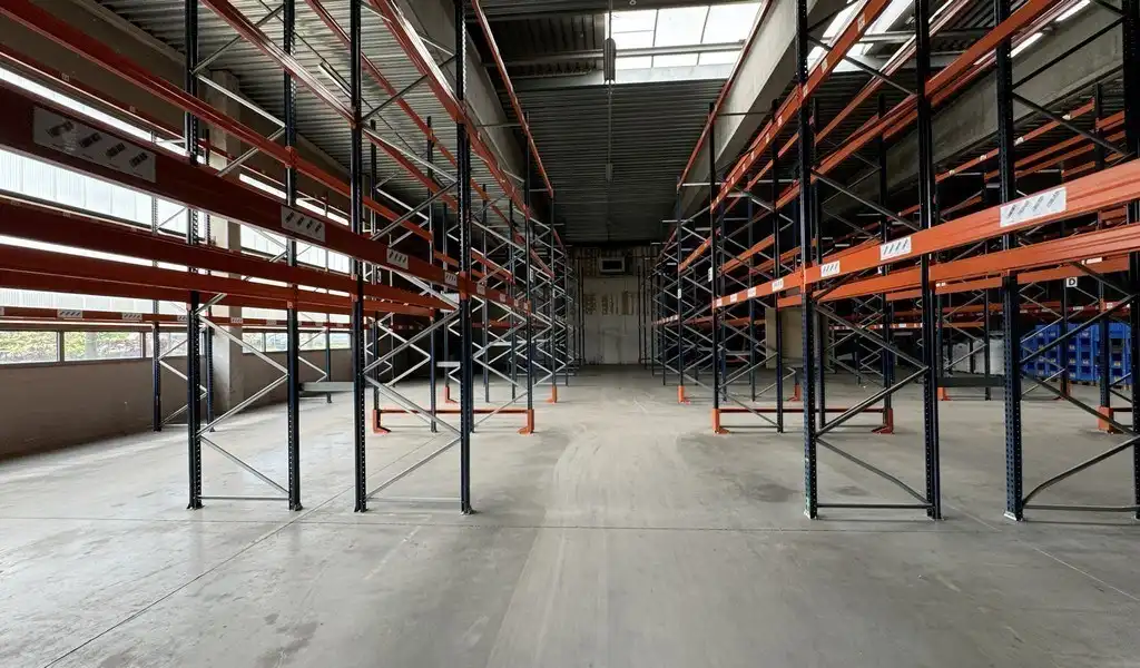 Bedrijfspand met buitenopslag te huur vlakbij E17 in Zwijndrecht foto 7