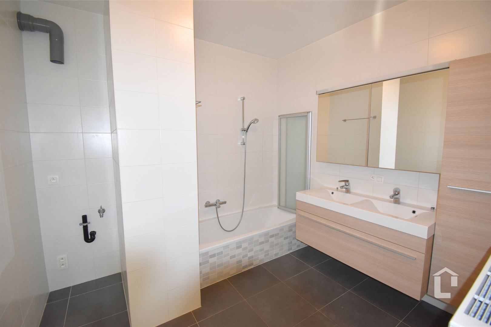 Ruim, recent gelijkvloers appartement in centrum Sint-Denijs-Westerm foto 10