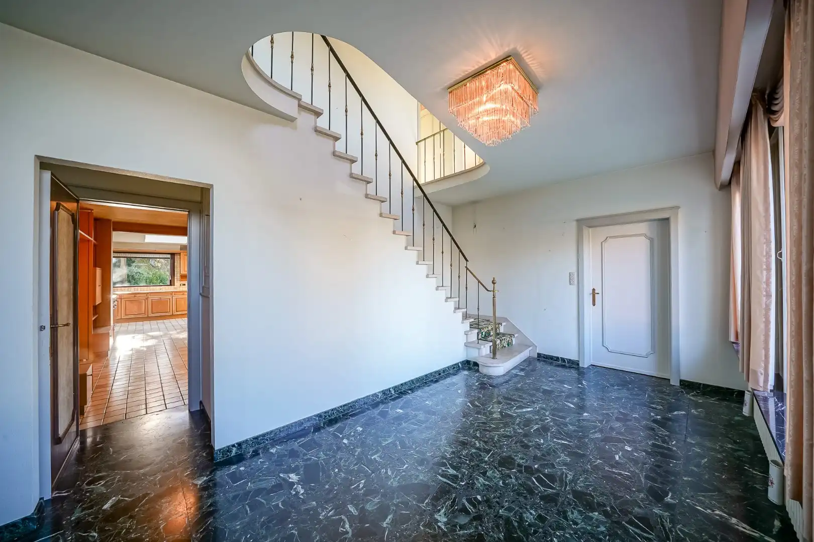  Statige villa uit de jaren ‘65 met zuidgerichte tuin in hartje Oudenburg. foto 4