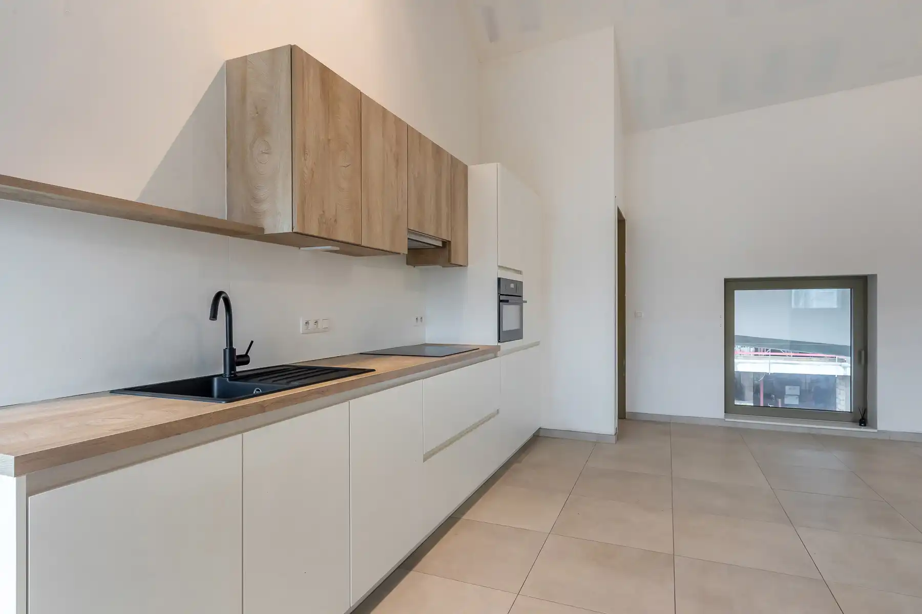 Recent 1-slaapkamer appartement, terras en autostaanplaats foto 8