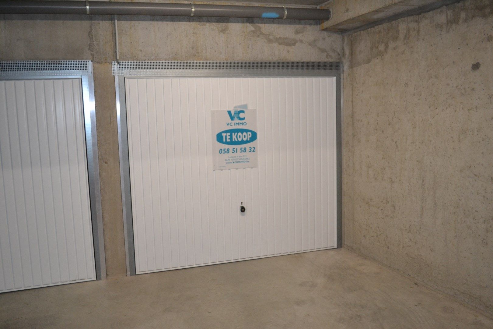 Gesloten garagebox  op enkele meters van de zeedijk van Oostuinkerke foto 2