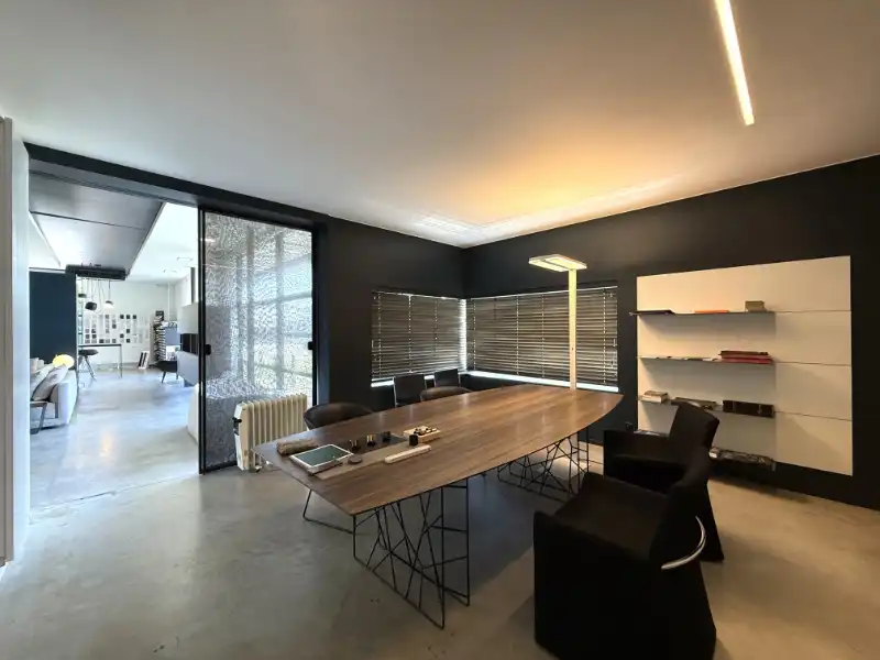 Veelzijdig bedrijfsgebouw langs de Dender met showroom, kantoren & parking foto 5
