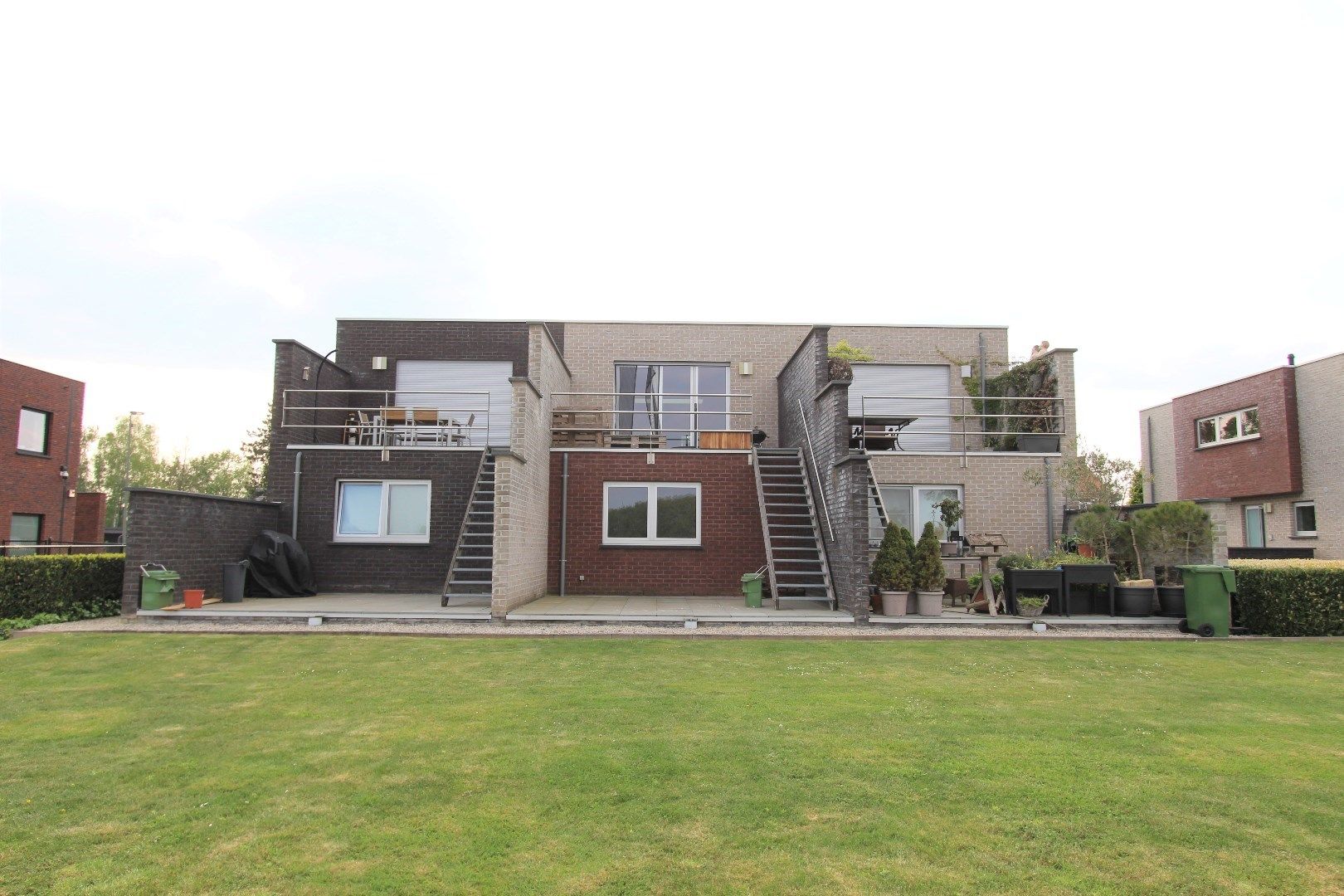 MODERNE LOFTWONING MET TUIN EN 2 GARAGES foto 2