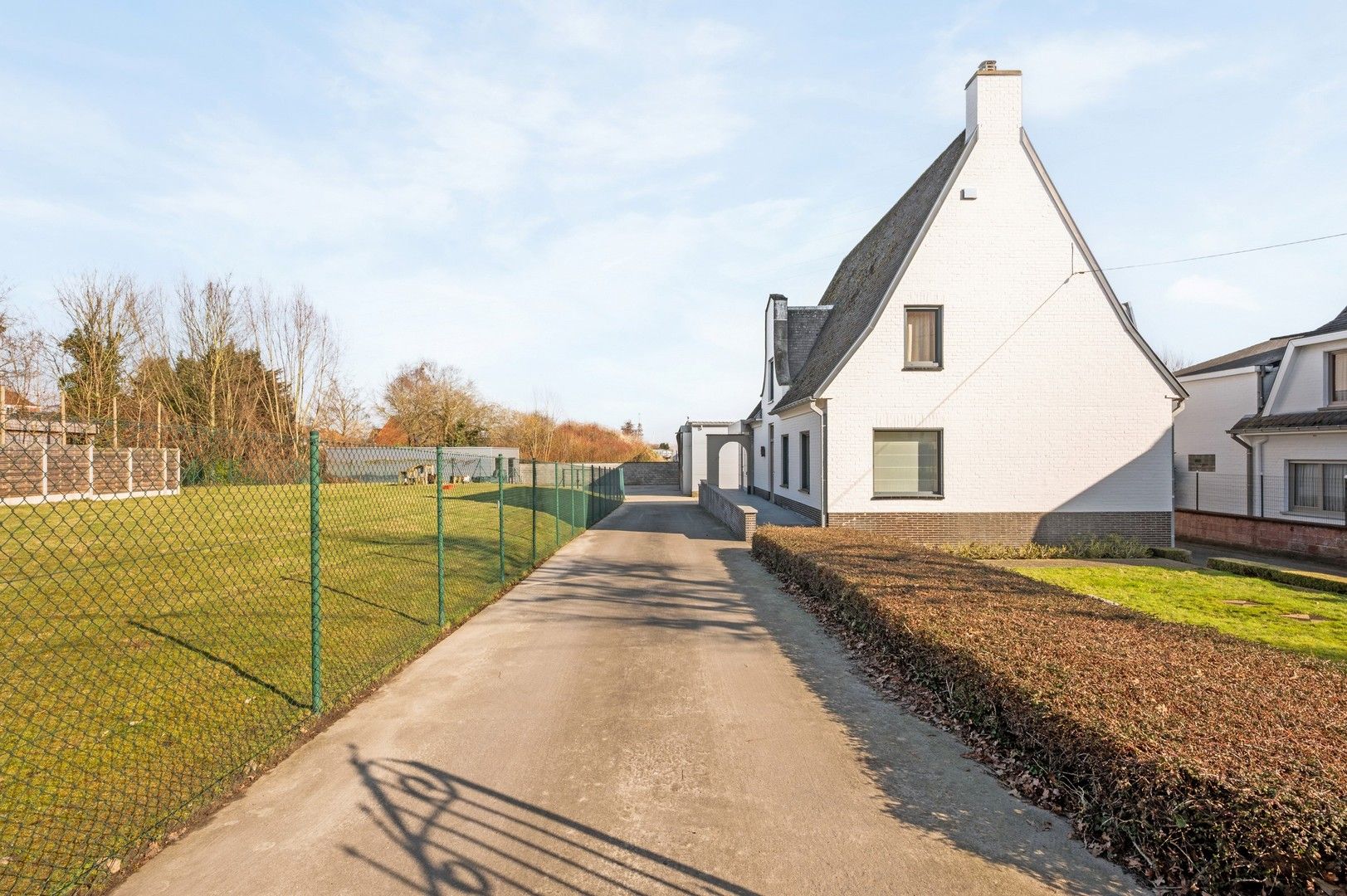 Unieke eigendom met vrijstaande woning met kantoor, loods en een grote dubbele garage foto 19