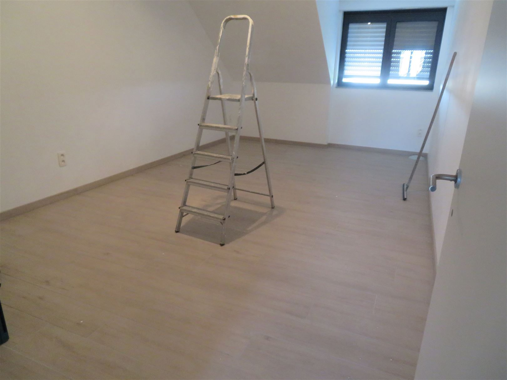 Halfopen bebouwing met 3 slaapkamers, garage en tuin! foto 8