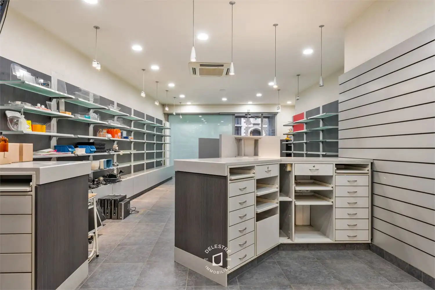 ERG RUIME MULTIFUNCTIONELE EIGENDOM MET 3 GARAGES foto 34