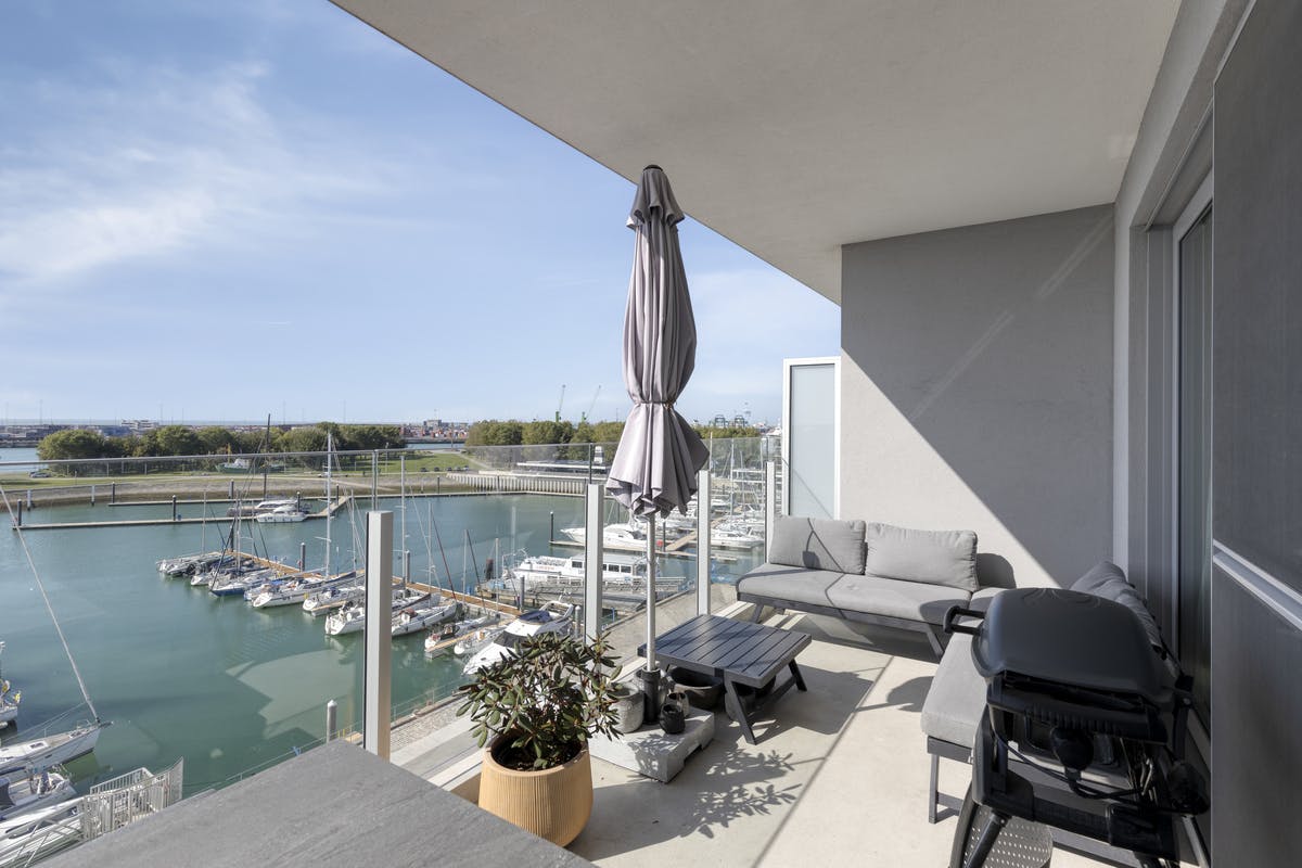 Ruim appartement met terras en zicht op jachthaven te koop foto {{pictureIndex}}