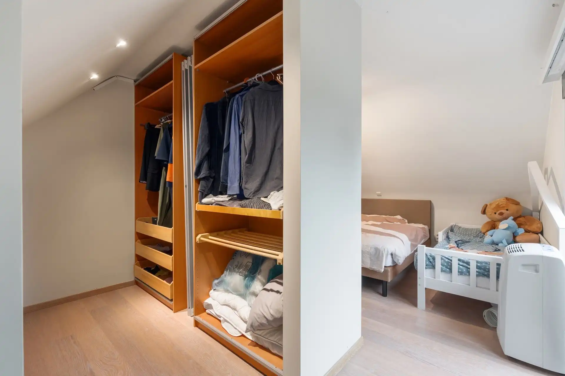 Instapklare woning met praktijk ruimte, 3 à 4 slaapkamers, 2 badkamers en veel parkeermogelijkheden foto 12