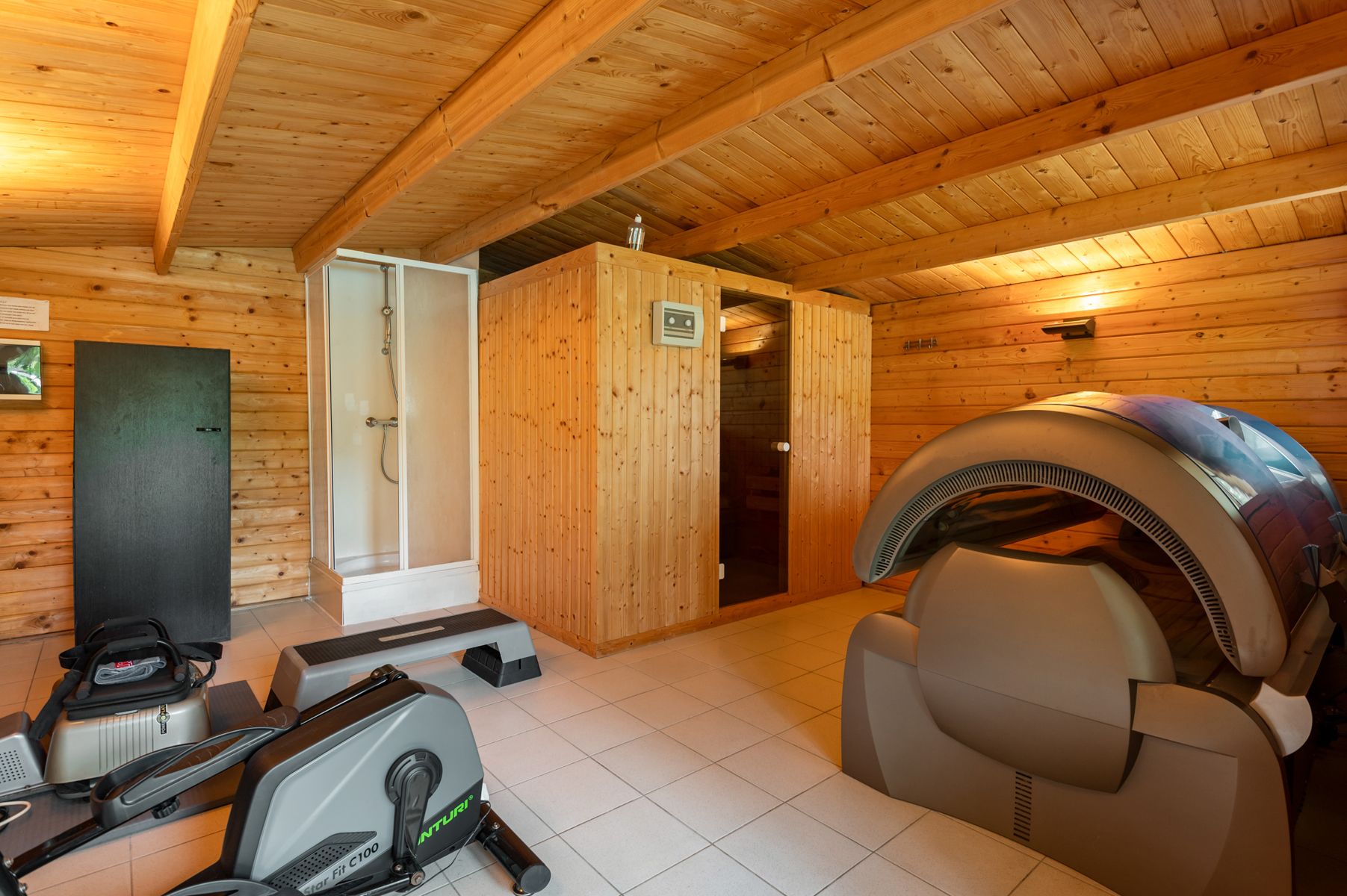 Ruime villa met aparte praktijkruimte op ca. 2.168 m2. foto 28