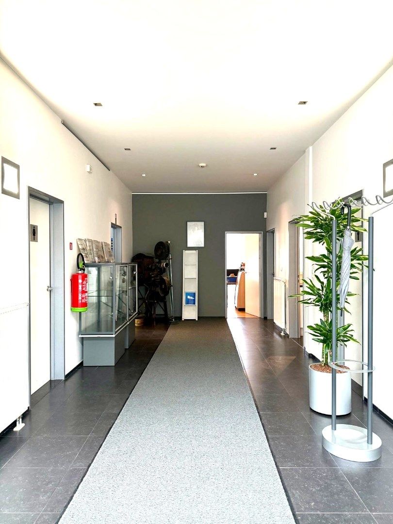 Handelsgelijkvloers met depot en weldra 2 lofts of 4 appartementen. foto 2