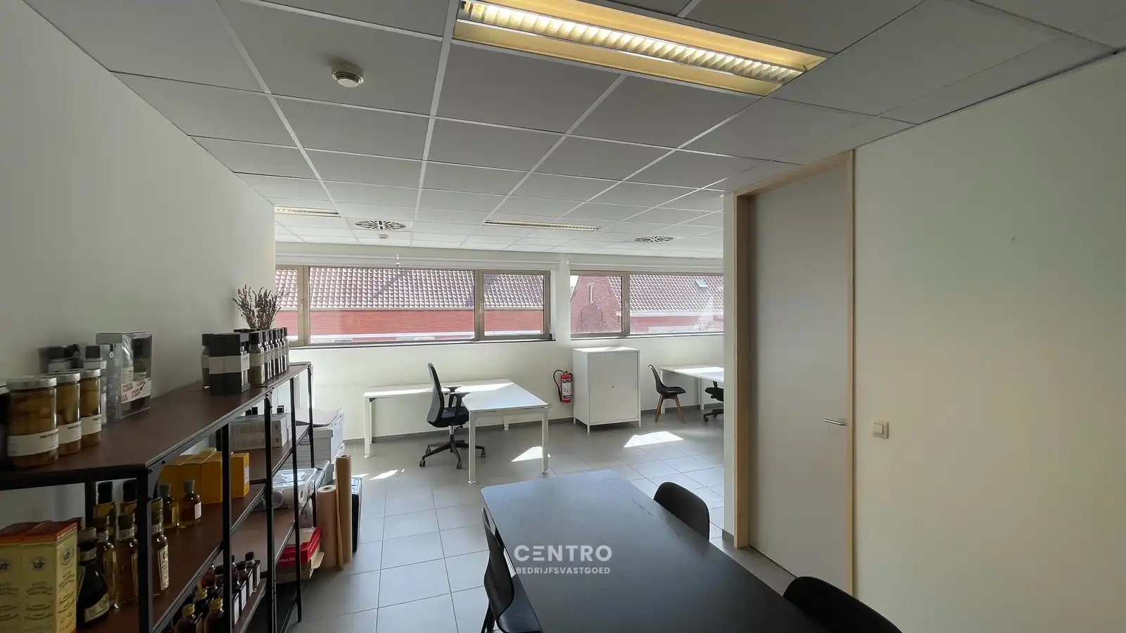 VOLLEDIG VERNIEUWDE en instapklare KANTOORRUIMTE (± 50m² )  met UITSTRALING op de markt van Knesselare! Ruime parkeergelegenheid langs de openbare weg. foto 3