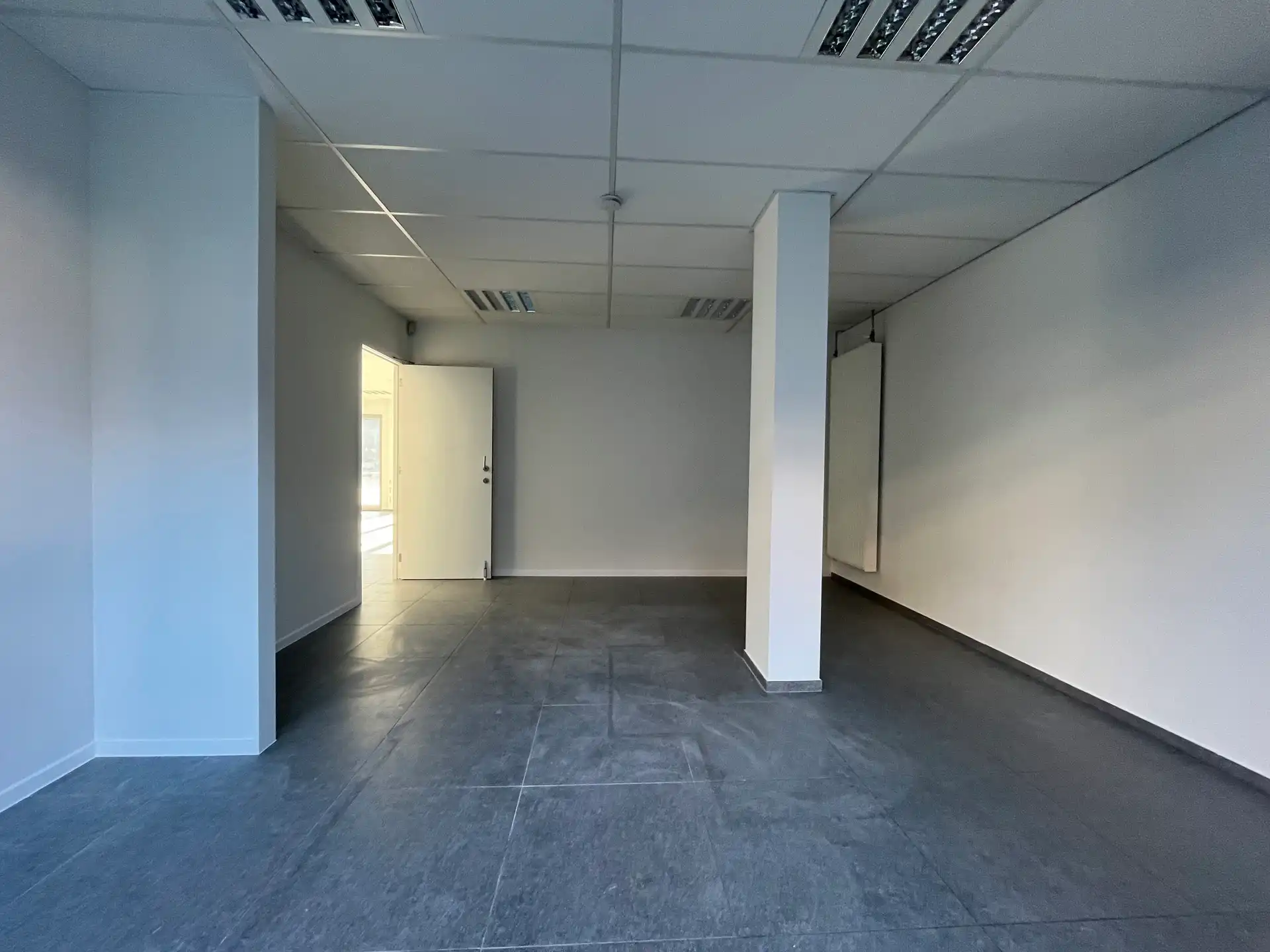 RUIME HANDELS/KANTOORRUIMTE TE HUUR IN TERNAT foto 4