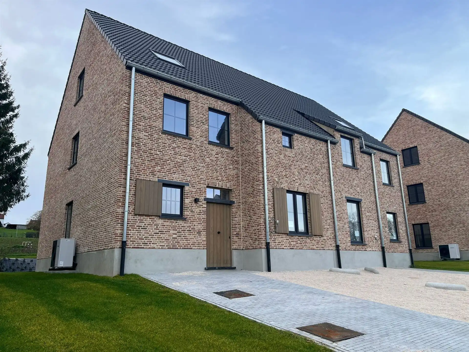 Prachtige nieuwbouw op rustige locatie foto {{pictureIndex}}