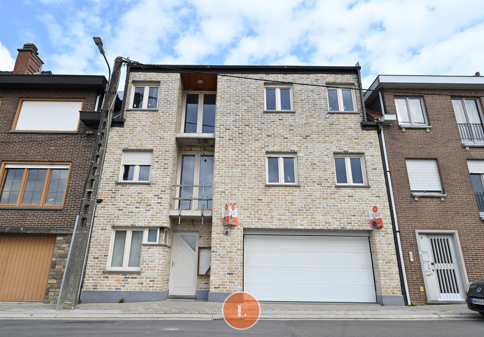Recente rijwoning met grote garage en tuin in Menen foto {{pictureIndex}}
