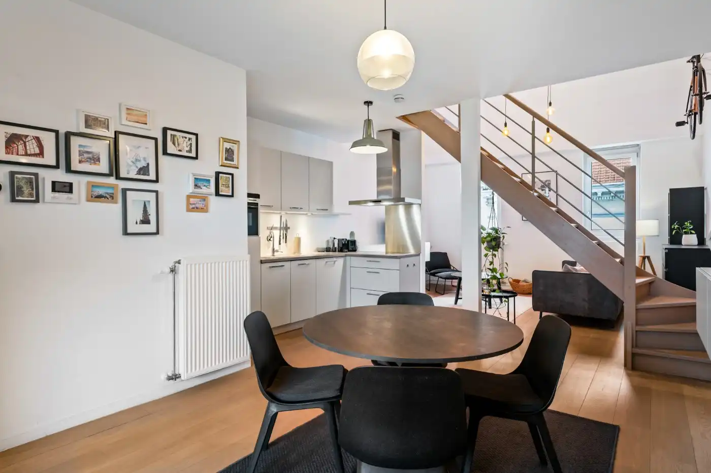 Instapklaar duplex-app. op 3e verd. met 1 slpk. en kelderberging foto {{pictureIndex}}